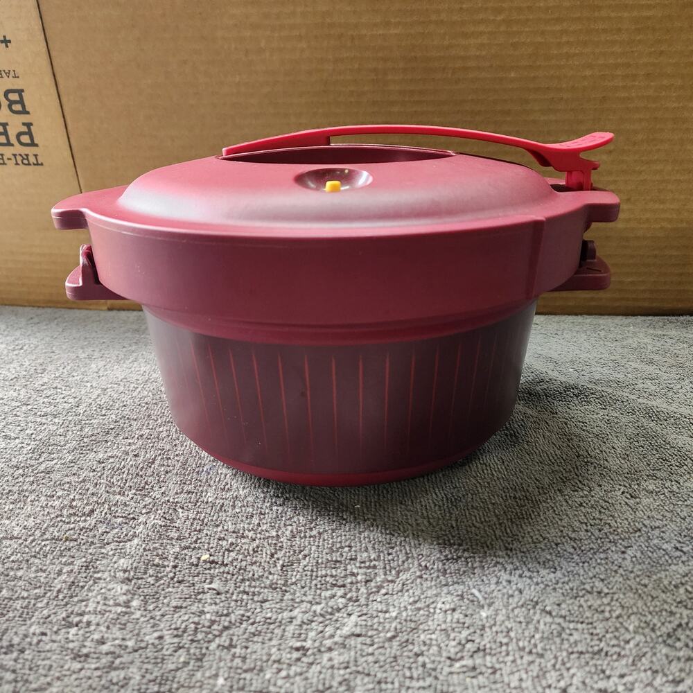 Tupperware Microwave bowl with lid, scratches on the side of bowl see pics T